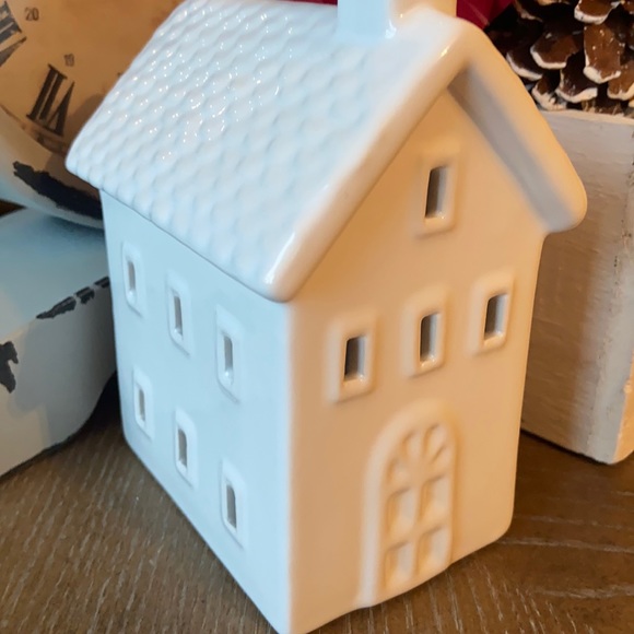 Last 1❗️Lighted Christmas Holiday White Ceramic Village Church - Picture 8 of 10